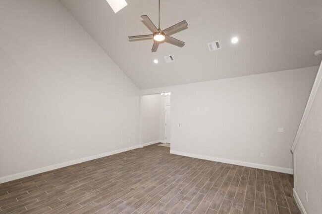 Building Photo - 7627 Woodford Ave