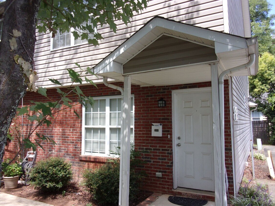 Foto principal - Recently Renovated 2 Bedroom 1 1/2 Bath To...
