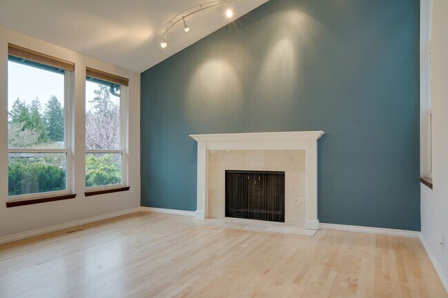 Building Photo - Kent Tri-level home