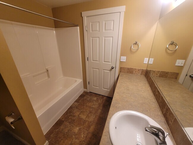 Foto del edificio - 5116 Tyler Ct