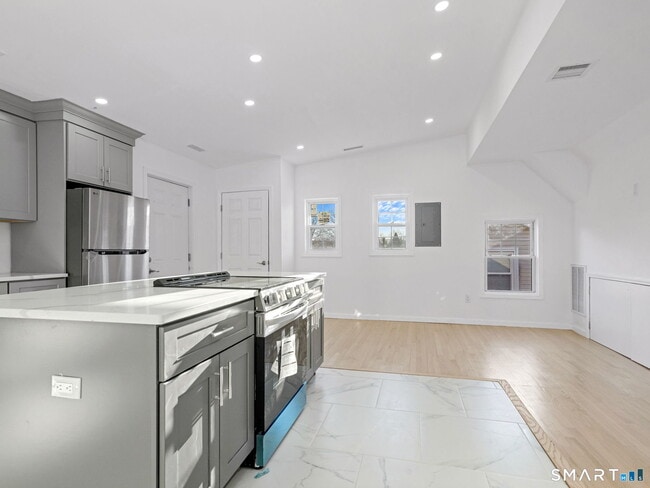 Building Photo - 27 5th St