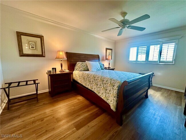Foto del edificio - 555 Park Shore Dr