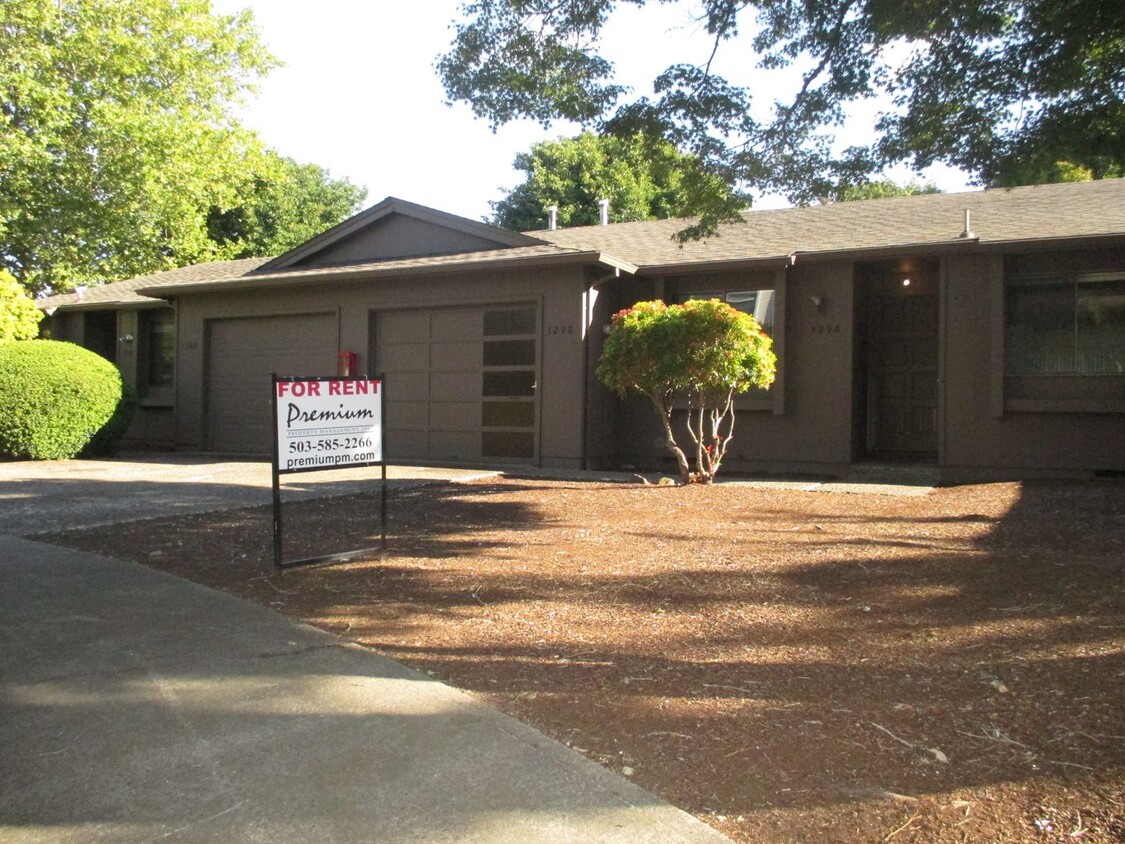 Foto principal - Total Remodel! Two Bedroom Duplex in North...