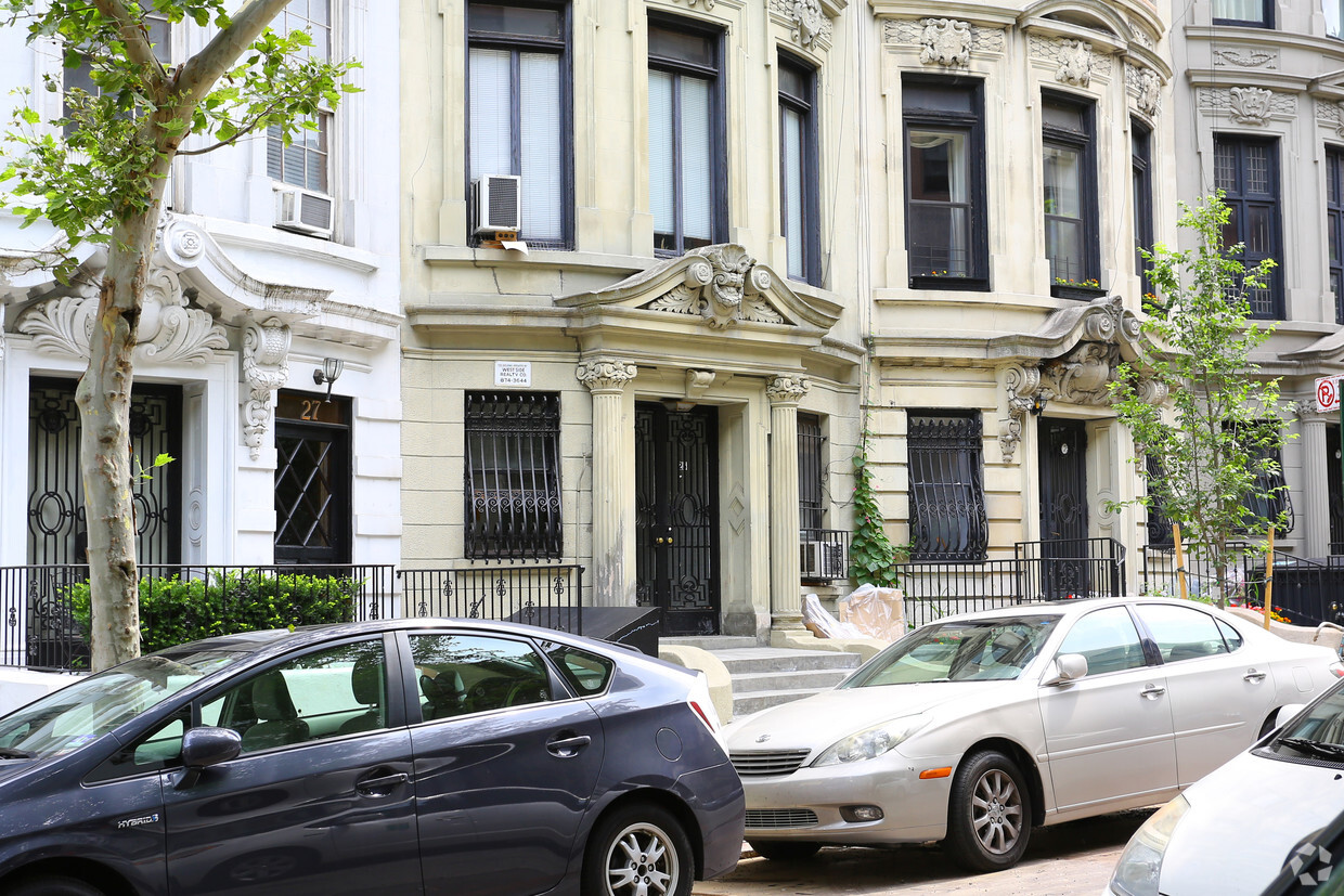 Building Photo - 25 W 85th St