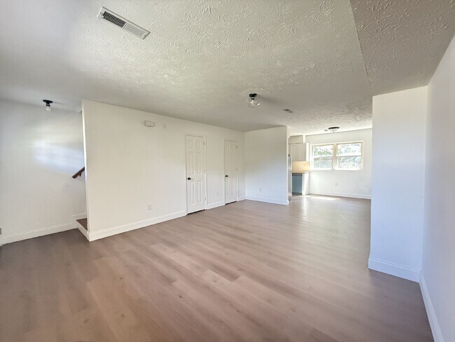 Foto del edificio - This fully updated 2-bedroom, 1.5-bath uni...