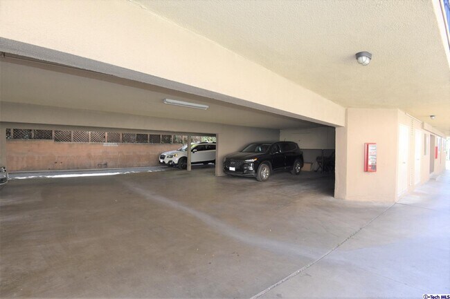 Building Photo - 1221 E Wilson Ave