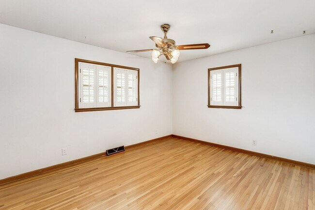 Foto del edificio - 6410 E 10th St N