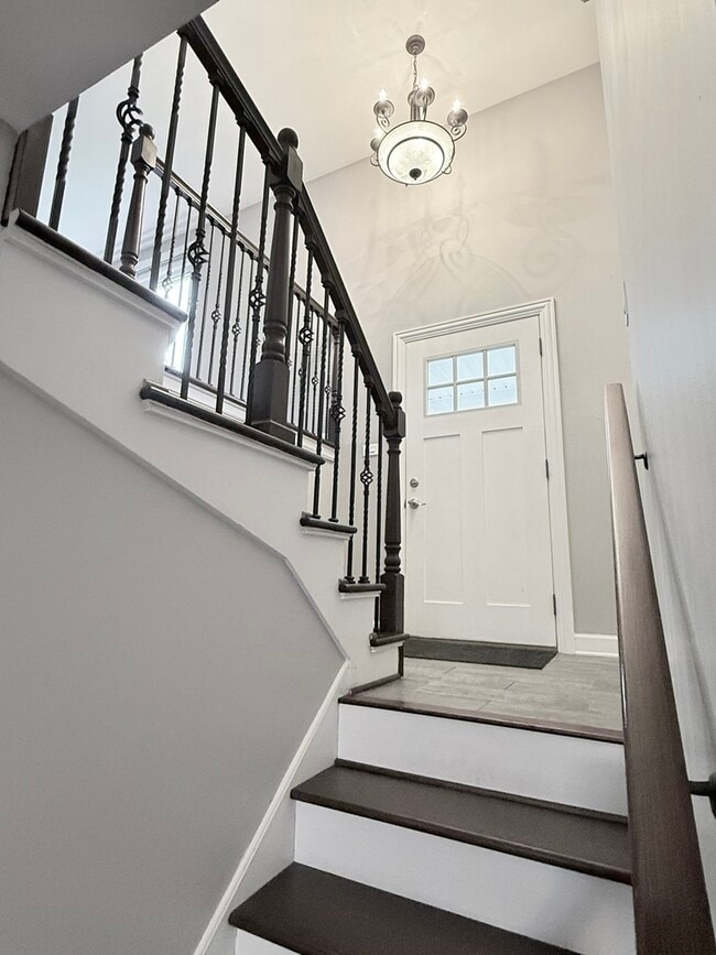 Building Photo - 8925 Golfview Dr