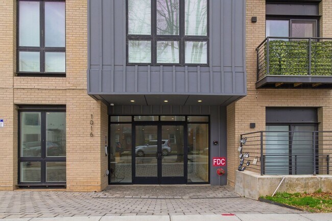 Foto del edificio - New Construction One Bedroom One Bathroom-Modern Living Off H Street!