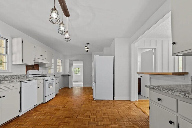 Foto del edificio - 3 Bedroom with Full Basement Located off N Holden!