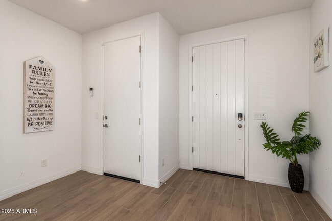 Building Photo - 5747 S Labelle