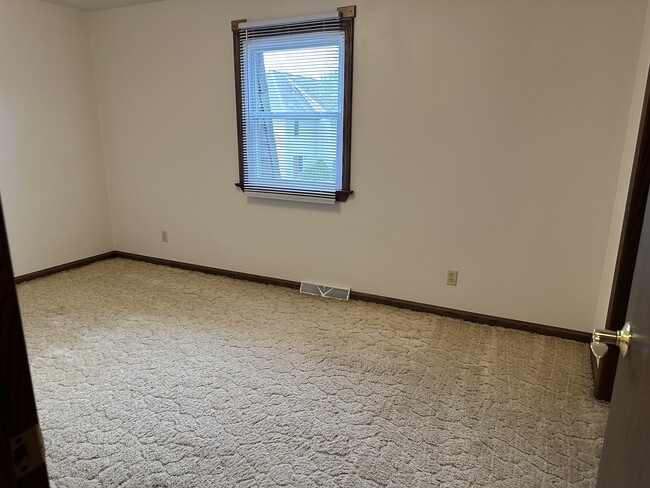 Master bedroom - 3852 Canterbury Dr