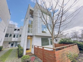 Building Photo - 218 20th Ave S