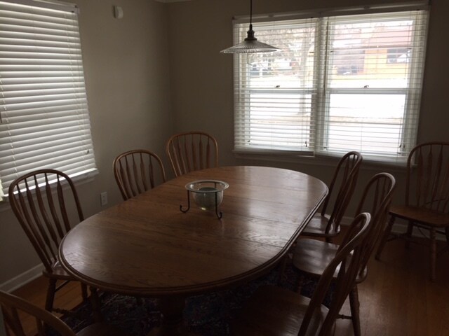 Comedor en esquina frontal que embellece con luz natural - 719 Bristol Ave NW