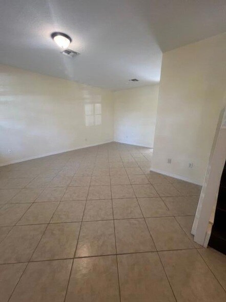Foto del edificio - 211 E Thatch Palm Cir