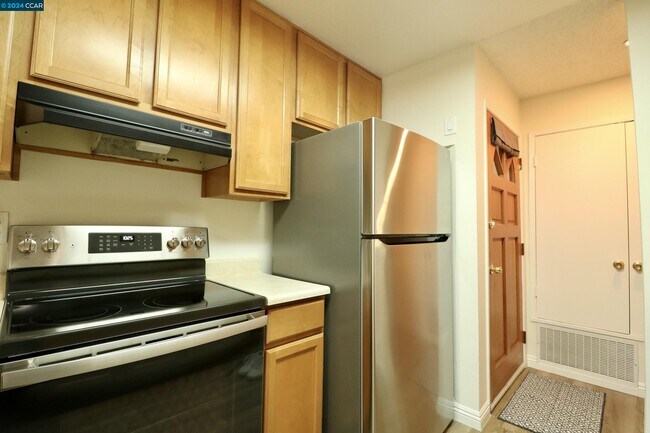 Building Photo - 456 Holiday Hills Dr