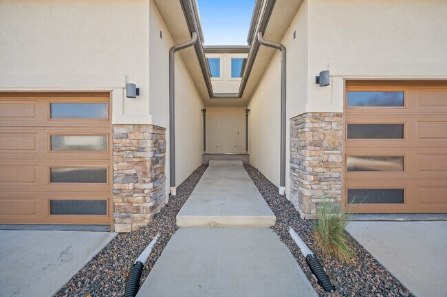 Foto del edificio - Modern 2 Bedroom, 2.5 Bathroom Townhome with a Loft, Central A/C, Gas Fireplace, and Washer and D...