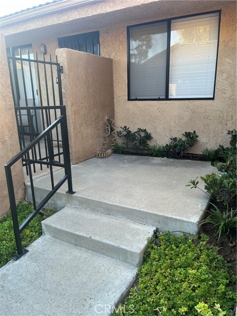 Building Photo - 4692 Lakeview Ave