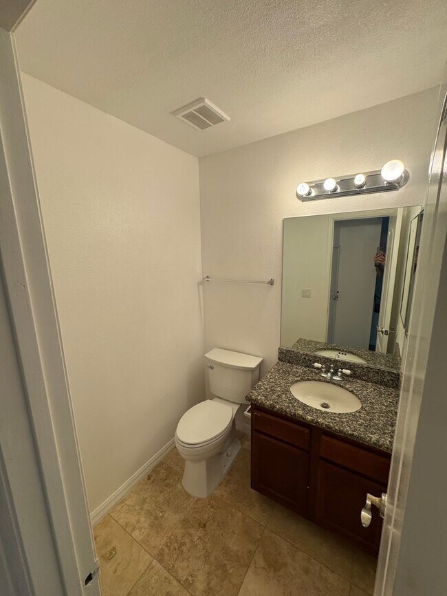 Foto del edificio - Coming soon Spacious 2 Bedroom, 1.5 Bath Two-Story Townhome in Spring Valley