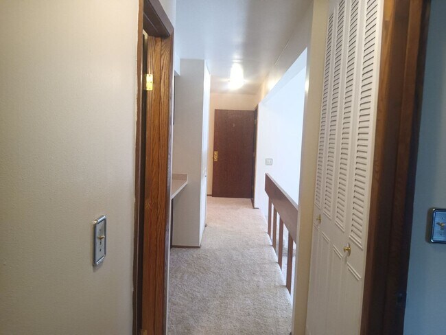 Building Photo - 2 Bedroom 1.5 bathroom condo
