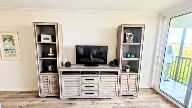 Foto del edificio - Seasonal/short term 2/2 condo rental with full water view on Longboat Key.