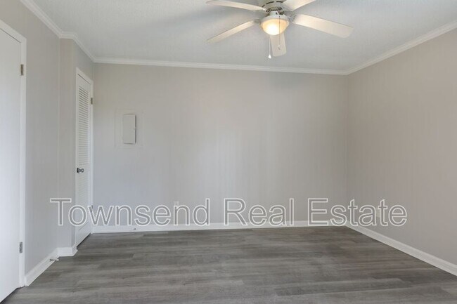 Foto del edificio - 5845-E Century Oaks Drive
