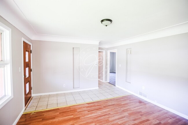 Building Photo - 3 bed 2 bath with over 1200 sq feet of space! Many updates! Garage included!