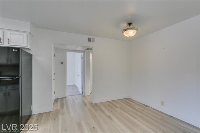 Foto del edificio - 5260 River Glen Dr