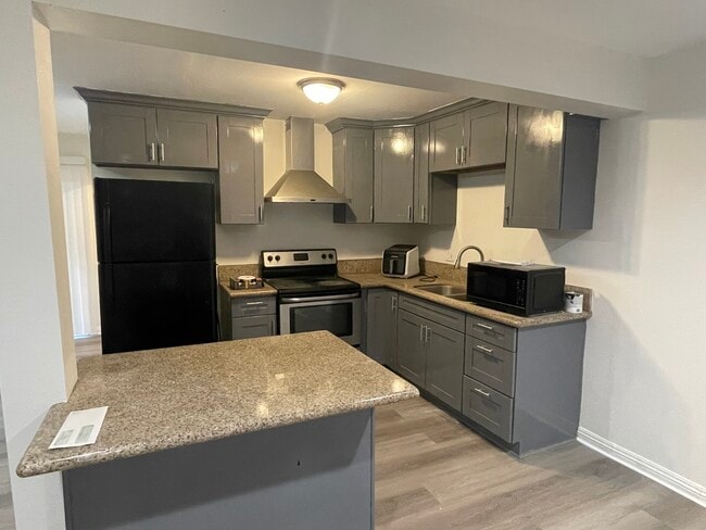 Cocina con isla - 3361 E Andy St