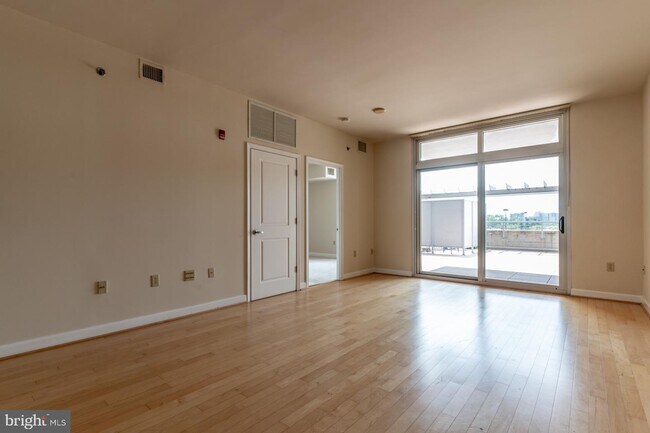 Building Photo - 5750 Bou Ave