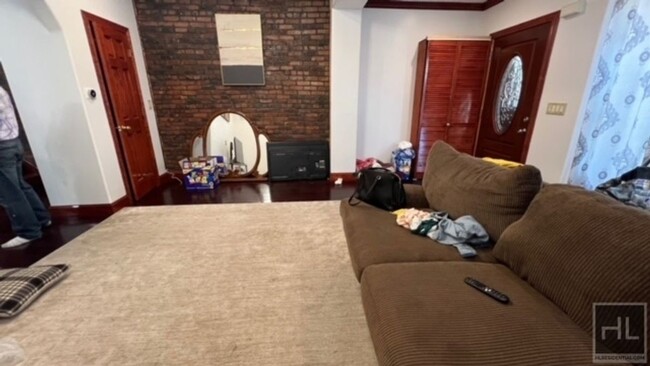 Foto del edificio - BEAUTIFULLY RENOVATED 4 BEDROOM/ 2 BATHS D...