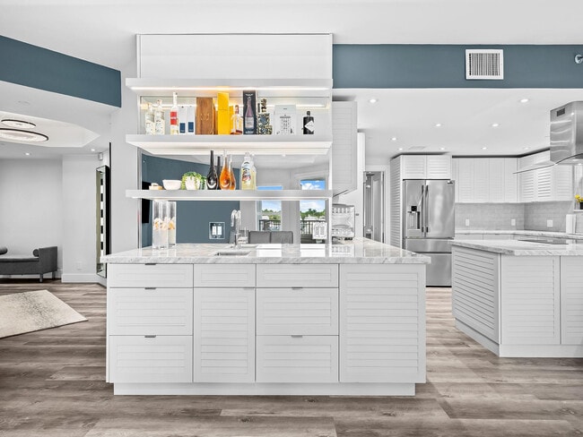 Building Photo - 1050 Seminole Dr