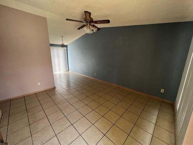living room area - 6711 W Osborn Rd