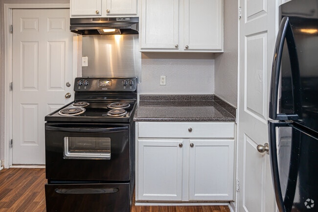 1BR, 1BA - 648SF - Oak Garden