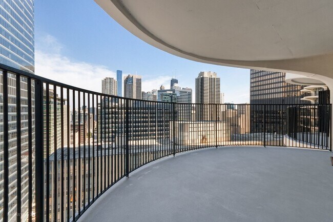 Foto del edificio - 300 N State St