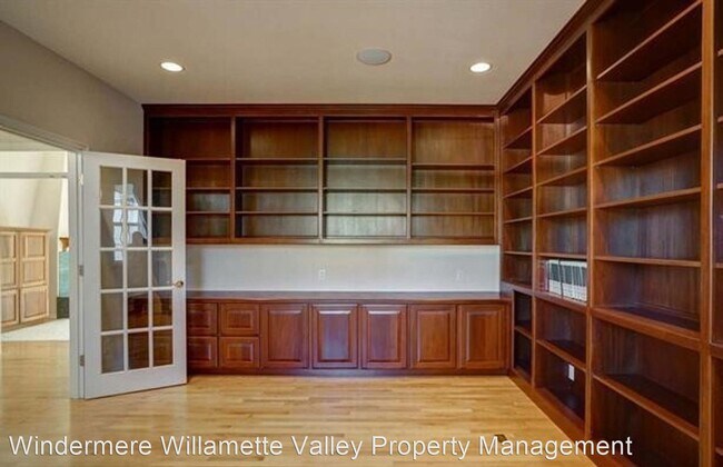 Building Photo - 3126 NW Buttercup Dr