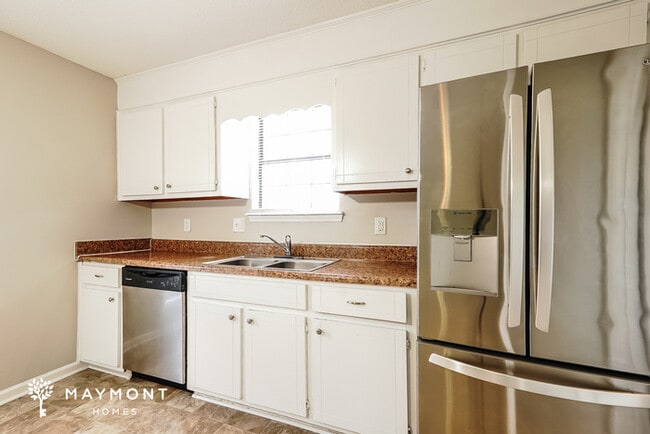 Building Photo - Lovely Three Bedroom