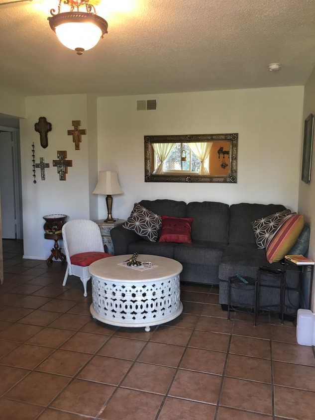 Living room - 2800 Cerrillos Rd