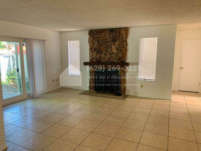 Foto del edificio - 6401 Creekbed Ln