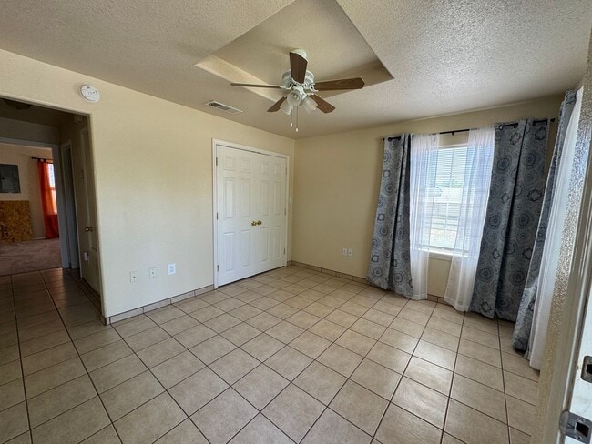 Building Photo - One bedroom unit!