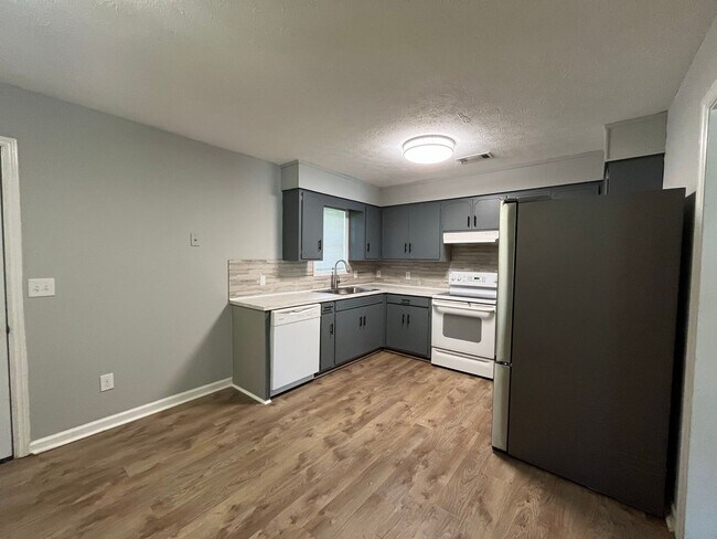 Foto del edificio - Beautiful Home Located Off Of Whitesville ...
