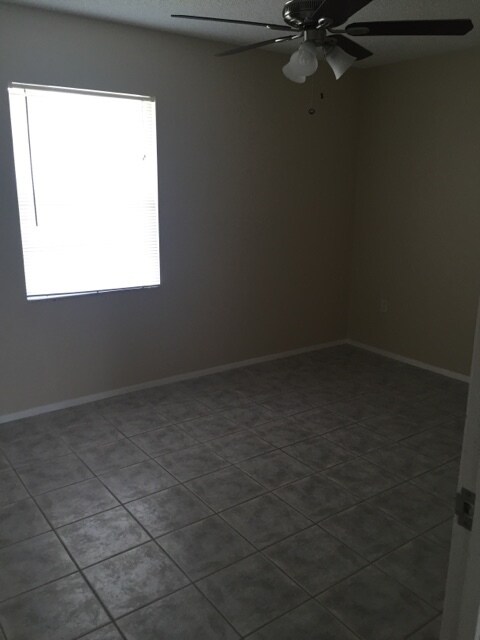 Building Photo - Three Bedroom One & A Half Bath - Bartow