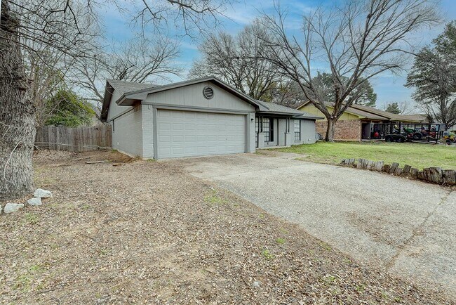 Building Photo - 2705 Warren Lane