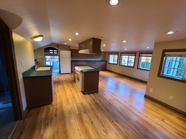 Kitchen and dinning area - 700 NW Hill St