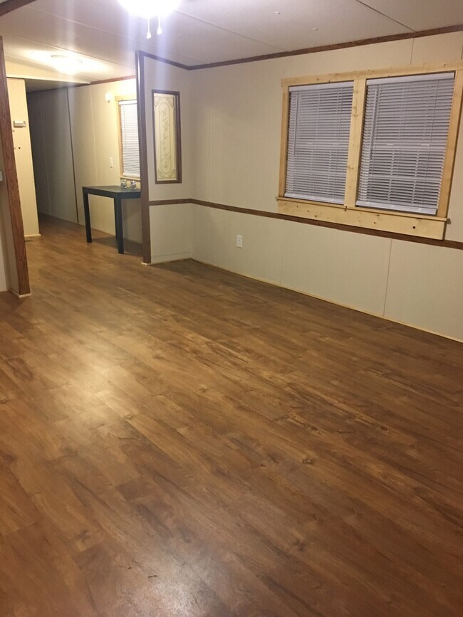 Building Photo - *NEWLY RENOVATED* 3 BR, 2 BA Single Wide i...