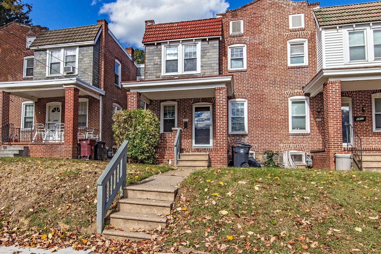 Primary Photo - Updated 3 bedroom home in the City with re...