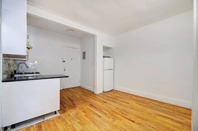 Building Photo - 301 E 53rd St