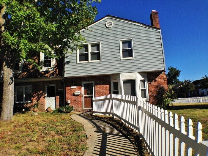Primary Photo - SPACIOUS 4 BED/2.5 TOWNHOME IN GREAT NECK!...