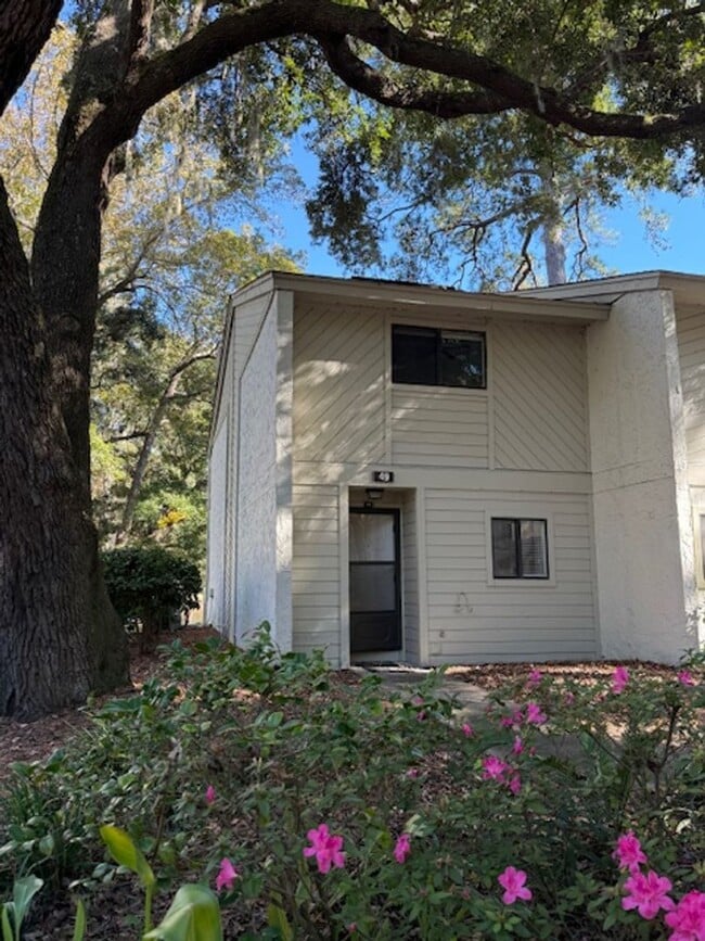 Building Photo - 96 Mathews Dr