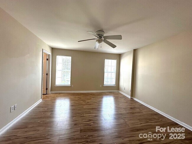 Foto del edificio - 15683 King Louis Ct